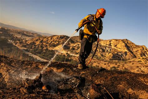 Pair of fires leap in size in Santa Clarita Valley; hundreds of .